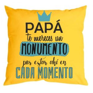 Cojín de tela en color amarillo con un mensaje cariñoso para papá o el abuelo.