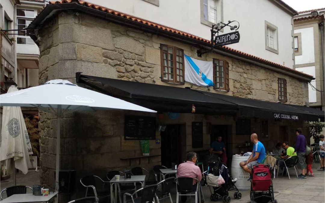 Fachada y terraza Café Cultural Airiños Padrón